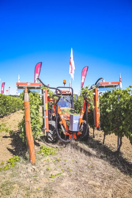 Cimatrice sincronizzata doppia CM-SD di BFM Italy al lavoro fra i filari, con i due gruppi di taglio aperti durante la potatura a verde
