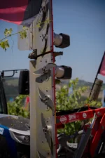 Dettaglio della barra di taglio verticale della cimatrice CM-SD di BFM Italy, con lame curve sovrapposte e motore idraulico, in vigneto collinare